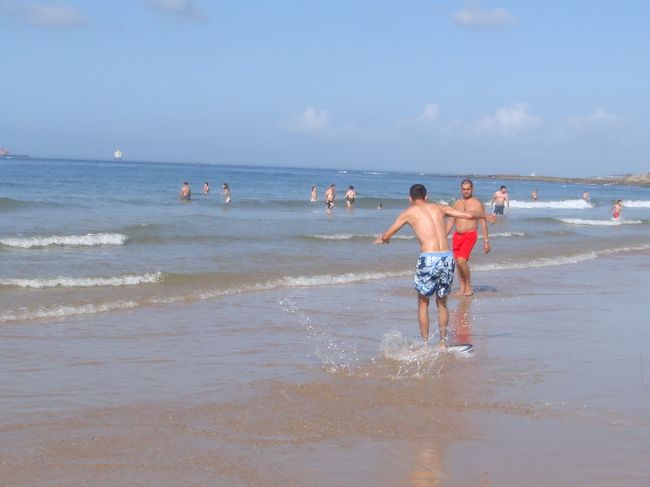 初めて見ました、スケボーのビーチ版。<br /><br />スケボーからタイヤを取り払ったような板を波打ち際にサッと滑らせ、走ってその上に乗ってツーーーッと滑る。<br />中学生くらいの男の子達が夢中になってやっていました。<br /><br />