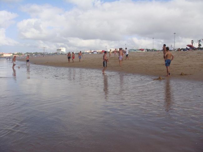 ビーチサッカーを楽しんでるオジサンたち。<br />ものすごーく真剣だった。<br />