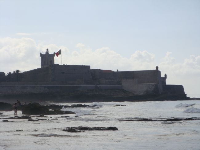 城砦が近くに見えてきました。<br />岩場が多くなります。