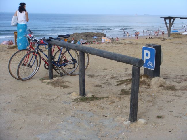 だから、ここは自転車のパーキング。<br />ハイハイ。