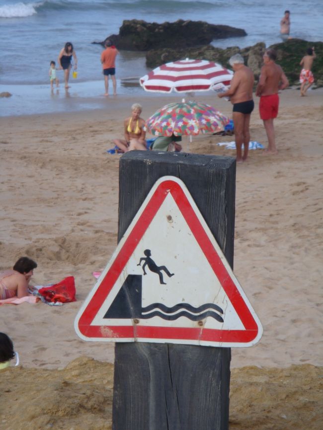 満ち潮のときにはここまで水が来るのでしょう。<br /><br />飛び込み禁止、あるいは滑るので注意？？<br />派手な落ち方してるな〜