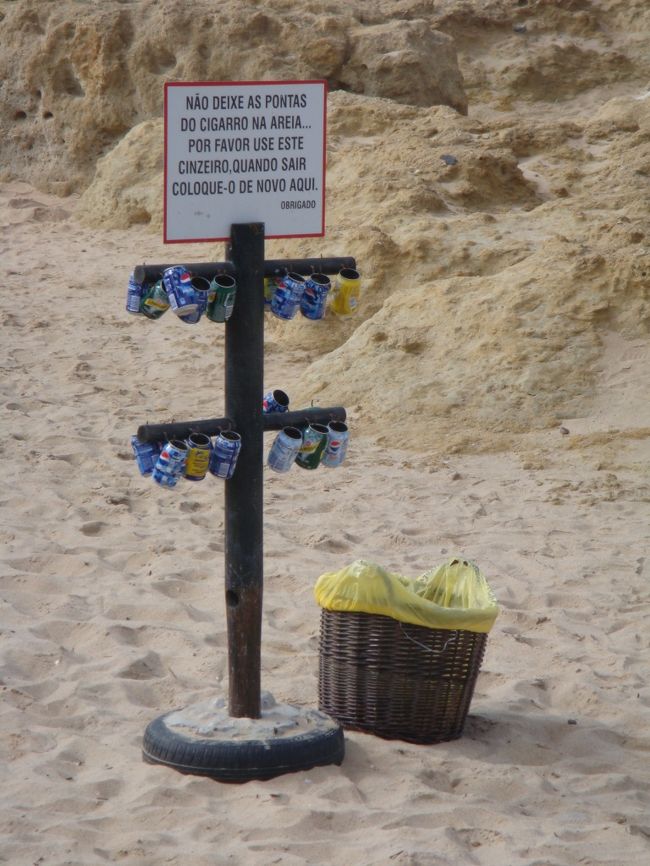 タバコ吸う人はこの空き缶灰皿持って行ってね！<br /><br />親切です、このビーチ。