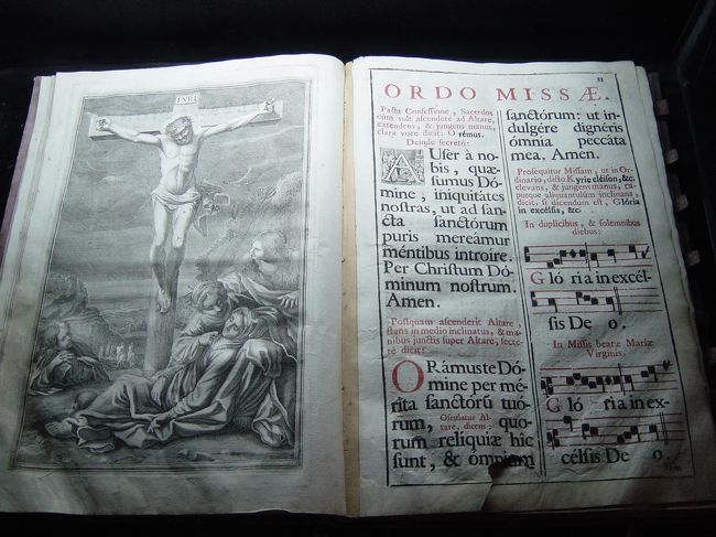 昔の楽譜らしい。右ページの音符は現在のものと随分違いますねーー。