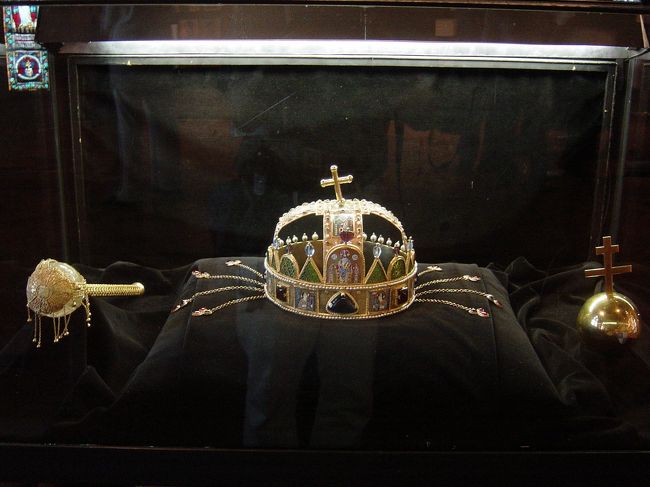 王冠です。頭の上にある十字架はわざと傾けてあるそうで、事故でこうなったわけではありません。