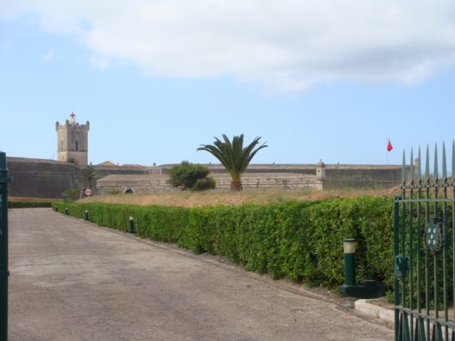 城砦は軍の施設になっているようです。<br /><br />開いてる門からちょっと失礼！