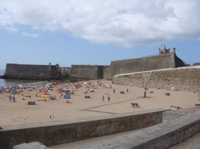 ここまで来たからには、城砦の向こう側まで行ってみました。<br />そこには、また違うビーチがありました。<br />カルカベロスのよりは小さめ。<br />