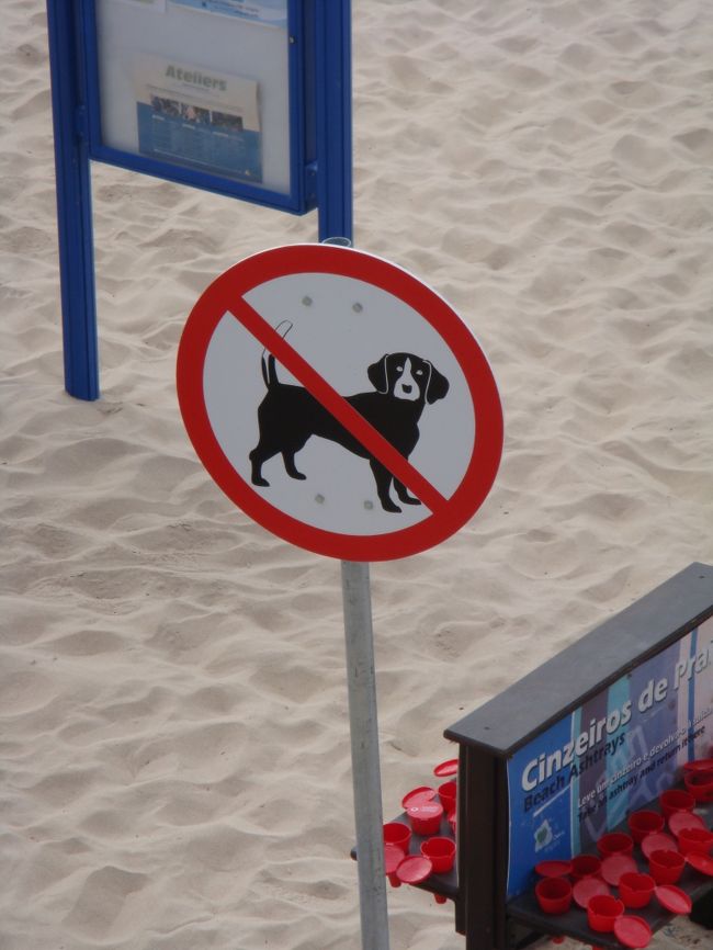 あれ？<br />こっちのビーチの「犬禁止」の標識の犬の絵が違う。<br />ビーチによって違うのかな？<br /><br />あちこちのビーチで撮ったら、面白いコレクションができたかも。