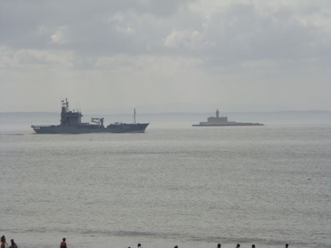 目の前の海は漁船や貨物船、クルーズ船や軍隊の船など、様々な船が往来してました。