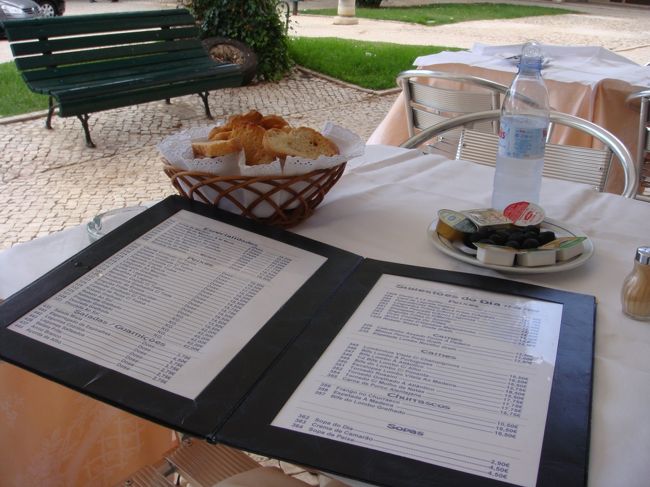 部屋に帰って、着替えてチェックアウト。<br /><br />お昼は、昨晩と同じレストランで。<br />今回はテラス席で頂くことにしました。