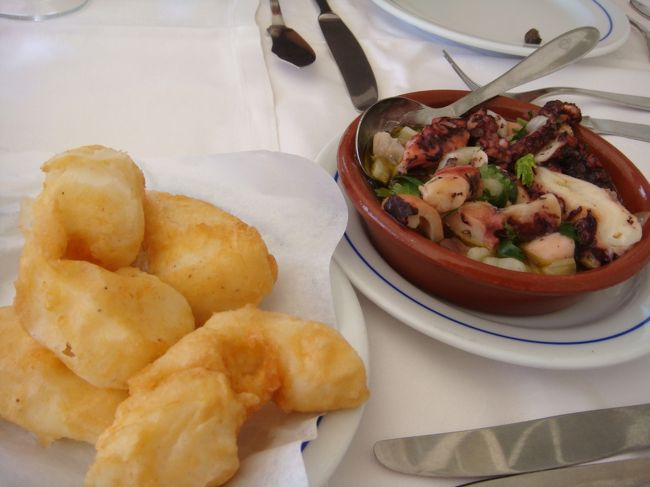 今日の前菜は、ボーイさんがお盆に載せてくる持ってくる小皿から取りました。<br /><br />左、モンゴウイカのフリッター。<br />身がすんごく軟らかかった。