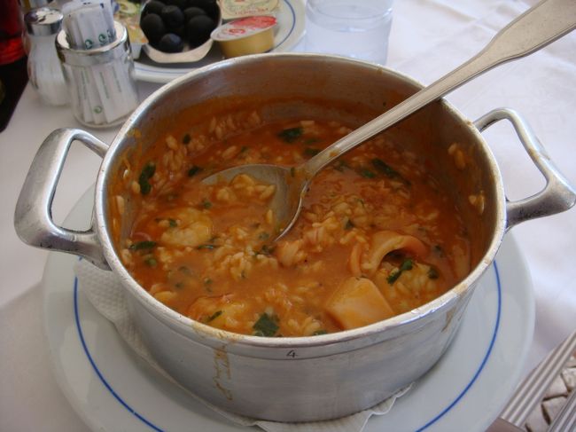 こっちは夫のイカ入り雑炊。<br /><br />一人分なのに鍋いっぱい！