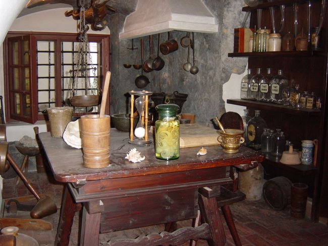 ごりごりつぶして粉末にする鉢がある。のはいいが真ん中の瓶にはタコかなにかに見えるものがある。昔はこんなものも薬に使用したというのか？？