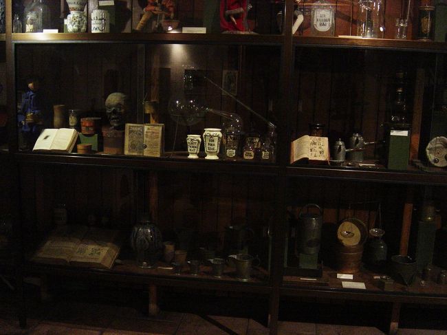 主成分になりそうなものを抽出した器具なども展示されている。が、なぜゆえにがい骨まであるのか？こんなものから何を抽出したんだ？？