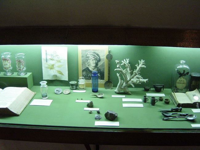 薬に使われたらしきものの展示。サンゴらしきものが見えるが、、、。主成分は脱灰化しなければただのカルシウム粉末で薬にはならないはずだが、、。