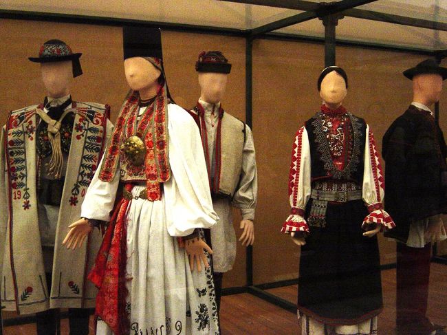 民族服の展示もわりとありました。