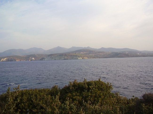 対岸は隣の島・キモロス島。<br />船で４０分ぐらい。<br />↑<br />私行ったことないけど（笑）。