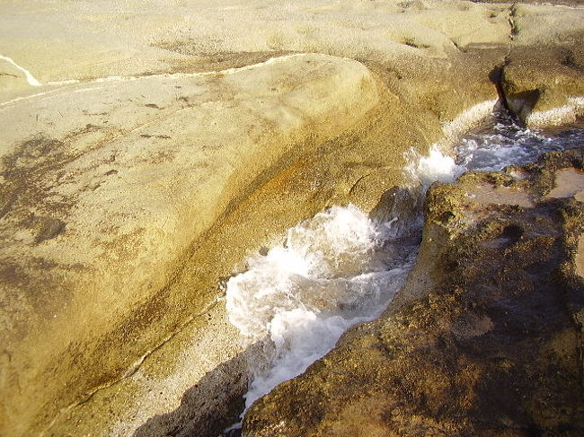 波が岩の合間をくぐってる。<br />これがどんどん侵食してるんだろうなぁ。<br /><br />・・・荒いな、波。
