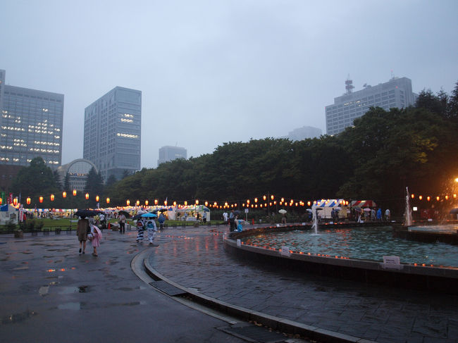 公園内には東京以外のいろいろな地域の出店なども出ており、それだけでも楽しみです。<br />晴れていれば芝生の上にござでも敷いてゆっくり食べたり飲んだりしながら盆踊りに参加します。
