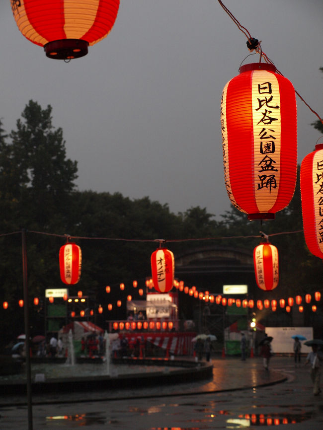 夕方になると人が集まりだします。<br />会場では一口300円の抽選会もあります。<br />300円払うと丸の内音戸の歌詞が書かれた手ぬぐいとジュースがもらえます。そしてさらにお食事券などが当たる大抽選会もあり、非常にお得です。