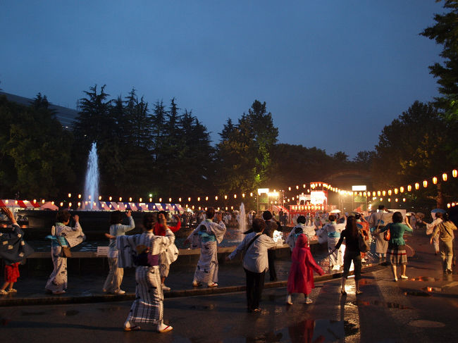 音楽が始まると雨にもかかわらずみんな踊っていました。