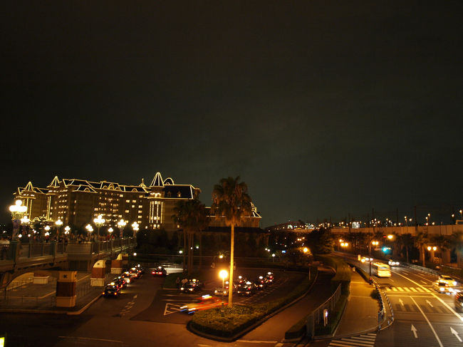 仕事を終え、会社からそのまま舞浜へ。<br />家族は先に到着しホテル内を探検して楽しんでいました。<br />雷がなっており周辺では稲妻が見えました。