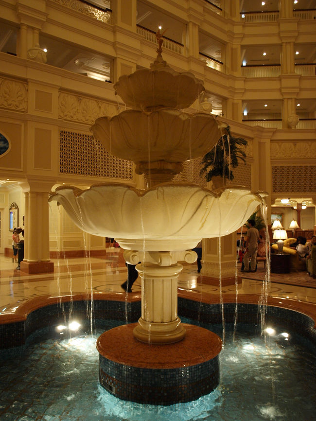 ホテルロビー内の噴水。てっぺんにティンカーベルがいるようです。