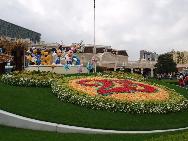 エントランスには25周年を記念した花壇