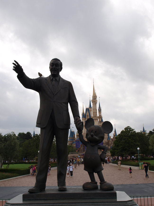 ウォルトディズニーの肩に雀がとまっていました