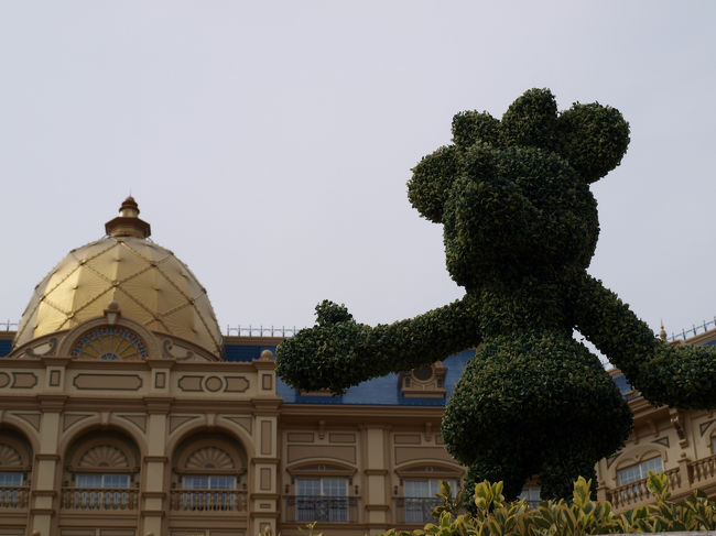 バズライトイヤー、イッツァスモールワールド、スプラッシュマウンテンに乗り、ホテルへ戻りました。<br />今度はミニーがお迎えです。