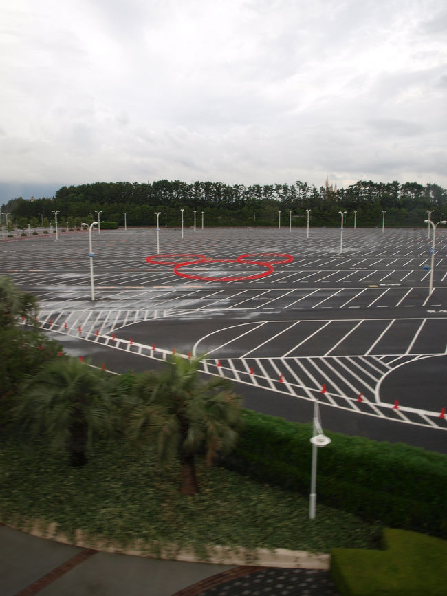 翌日ディズニーリゾートラインに乗っていたところ、窓から外を見ていたら駐車場にコーンを使ってミッキーマウスを作っていました