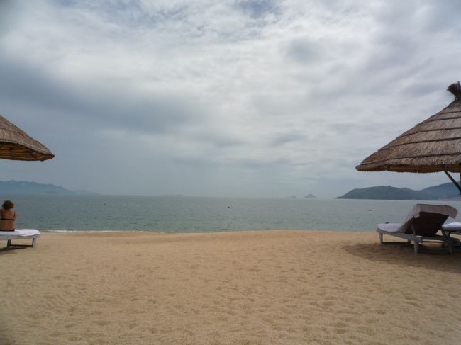 4日目　午前。<br /><br />チェックアウトが12時なのでそれまでの時間をビーチでのんびり読書で過ごしました。持っていった本を読んでしまったので図書室にあったゴルゴ2冊を読んじゃいました。