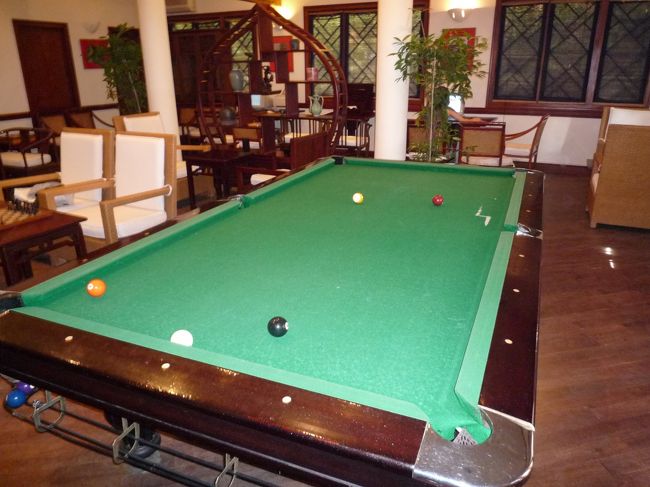 4日目午後。<br /><br />空港まで送ってくれる時刻が16:15だったので昼食後の時間をどのように過ごすか、かみさんと迷ったのですが、ホテル内で過ごすことに。<br />図書室に、ビリヤード台があるのでそこで遊びました。<br /><br />ニャチャンの空港では、セキュリティチェック後にロビーに行きましたが、早めに行ってよかったです。ロビーの椅子が、搭乗者分には足りてなく、立って待っている人もいましたよ。
