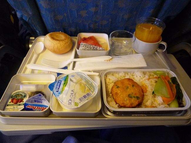5日目朝食（機内）。<br /><br />ベトナム旅行では普通なのかな？帰国の飛行機が深夜遅くになりました。ホーチミン空港は、出国審査後の空港内部にしかお土産屋さんとかが無いのを空港職員に聞いてショック。。ホーチミン空港で出発までの時間が5時間弱あったので、そこでお土産を買ったりすることで時間をつぶそうと考えたいたので。。<br /><br />国内線空港から歩いて国際線空港に入ったところにロッカールームがあったのでそこに荷物を預けてホーチミンに遊びに行くのもありだったかな。。預けたときに安全かがわからないのですが。。<br /><br />写真は、帰りの機内食。ベトナム時間の午前4時くらいに食事が出てくるので、かみさんはあまりたべれてませんでしたね。でも、おいらは、おいしくって完食。