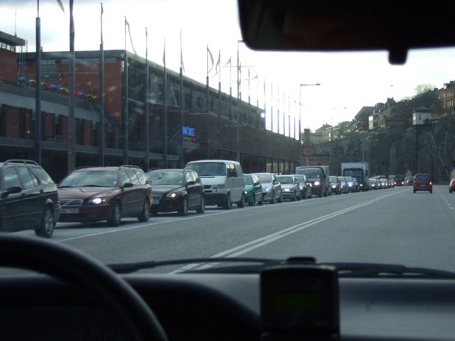 ストックホルムの中心部に向かう道路は、<br />かなり渋滞しています。<br />こういう風景はどこも一緒ですね。(笑)<br />