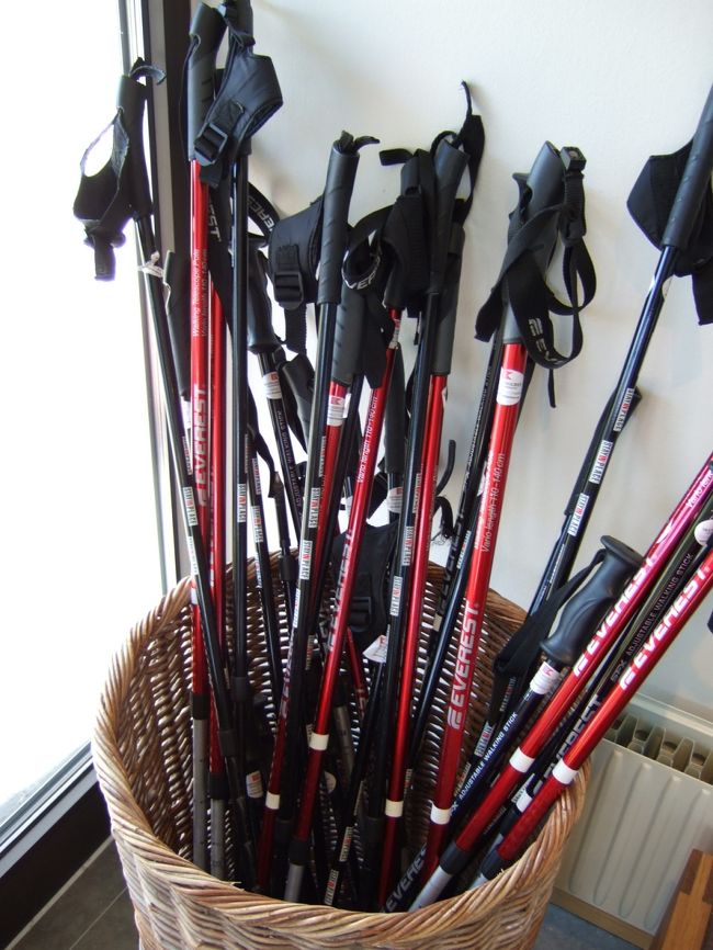 冬は雪に覆われるこの地域ならではの、<br />貸し出しのスキーのストックですね。