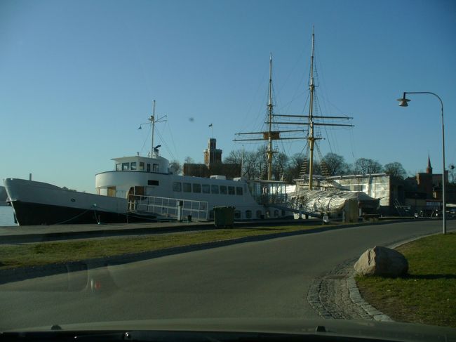 10分ほど走って、着いたようです。<br /><br />でも、ここは、会議施設じゃなく、船着場では？？<br />やはり、違う場所に来たようです。<br /><br />もう一度、タクシー運転手さんに説明します。<br />Mai「行きたい所は、新市街から旧市街を抜けて、１０キロくらい先にあります。」<br />（英語、通じてるかな？？(笑)）<br />