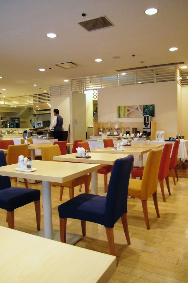 道路に面していて広々とした清潔な店内。