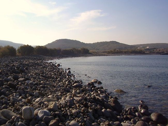 ってか、ここ！<br />ビーチじゃないだろ！！（笑）<br /><br />波も荒いのにこんな所で泳ぎよったら即脳挫傷だよ！！