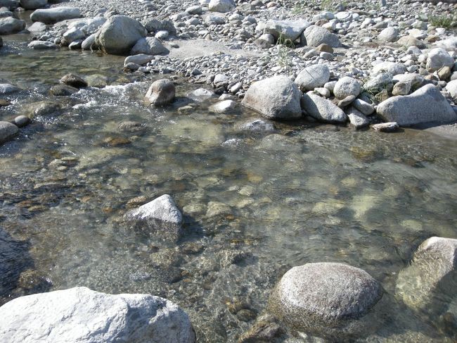 この川は大田切川といって、アタシの大好きな川。<br />透明で、とにかく水がキレイ！<br />そして真夏でも冷たい！！<br />山が近いからかな。<br /><br />駒ヶ根に行く時には必ず行く川です。