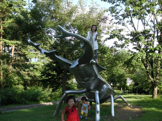 一緒に行ってた甥っこたちと。<br />大田切川のとこにこんなでっかいクワガタとカブトがいました。<br />なので、上ってみました（笑）