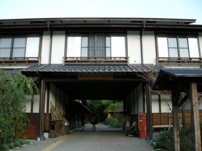 今回泊まったのが「ふるさとの家」というところ。<br />安いわりに結構いいところでした。<br />なんだか古民家を思わせる作り。<br />ホッとします。