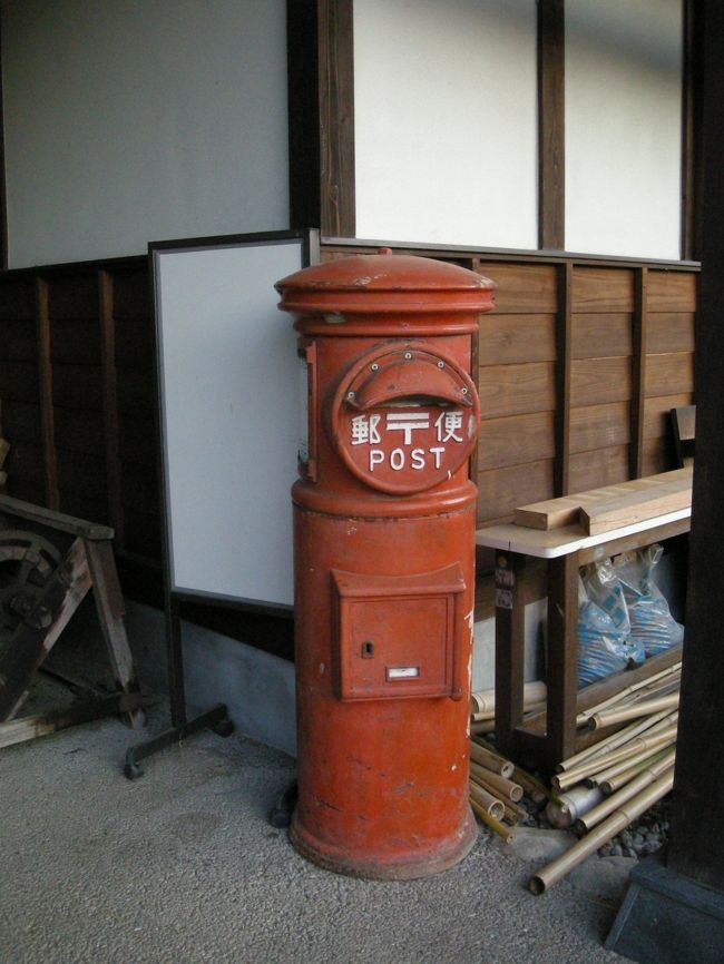 入り口には昔ながらのポストが。