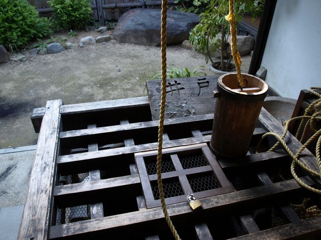 庚申堂のすぐ近くにある、「奈良町資料館」。<br />昔の生活用具や古美術品などが展示されています。<br />写真は昔の井戸。<br />