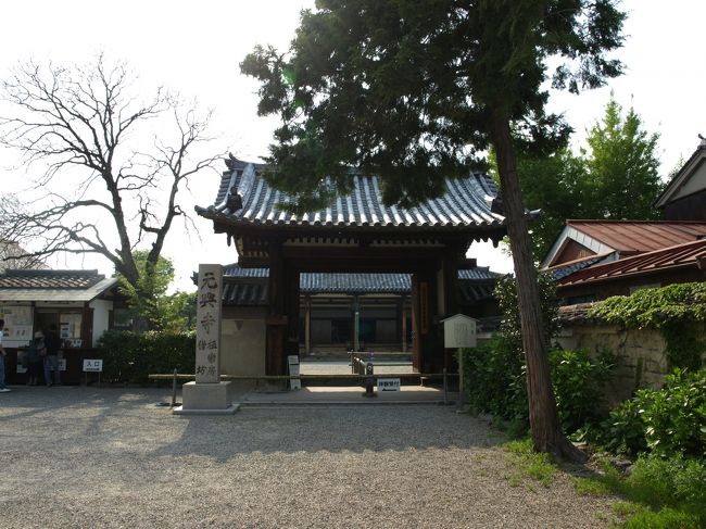 世界遺産の「元興寺」。<br /><br />蘇我馬子が飛鳥に造営した飛鳥寺が、<br />平城遷都に伴ない現在地に移転された時に<br />元興寺と改められた。<br /><br />因みに、奈良町と呼ばれる地区の大部分が元は<br />元興寺の境内だったそうです。<br /><br /><br /><br /><br />