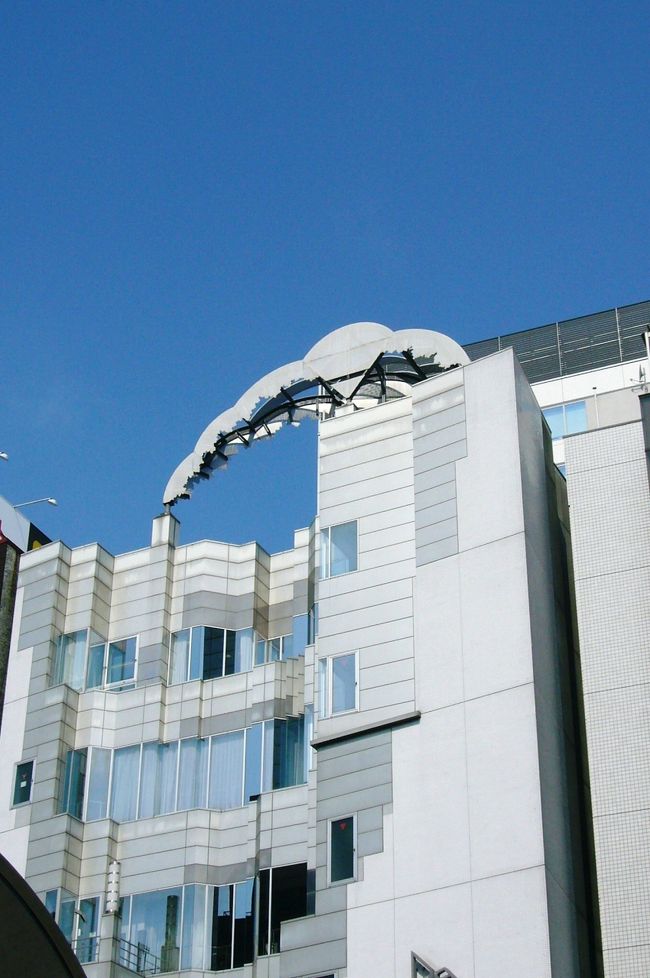 街中へ出てきました。<br />変わった建物があります。