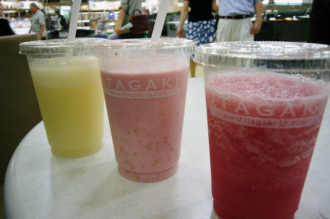 結局、ざくろジュースとシトラスと・・・もう一個はなんだったっけ・・・？あ、ラフランスだ！<br />文句なしに美味しかったです。