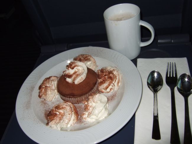 車掌が食事の注文を取りにきたので、コーヒーとケーキを注文しました。<br /><br />本日の夕食：<br />持参した海外用電熱調理機でお湯を沸かし、パスタを作りました。パスタソース（インスタント）は持参しました。ゆで汁で永谷園のお味噌汁を作りました。