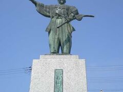ＪＲ安土駅前の信長の銅像が出迎えて呉れます。