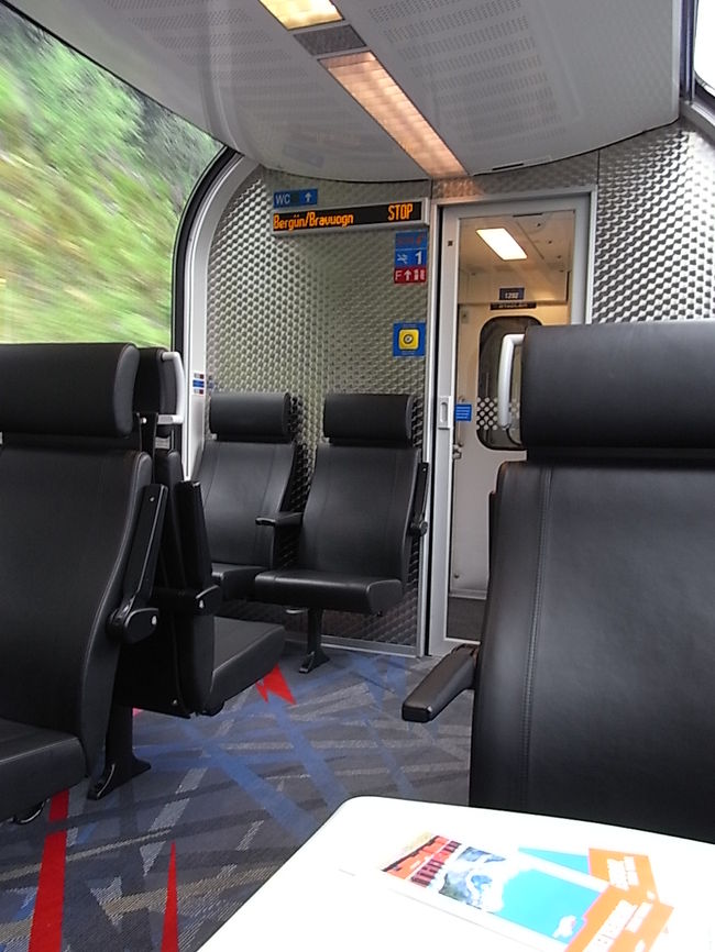 黒いスタイリッシュな座席。<br />窓はパノラマ。