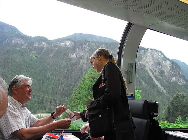 車掌さんは、<br />笑顔の素敵な金髪美人〜♪